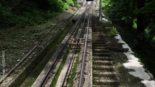 初夏の立山黒部アルペンルートの立山ケーブルカーの線路の運行中の風景