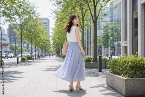 Obraz na płótnie 振り返る夏服女性と揺れる髪