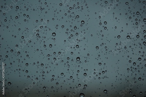 雨の日の水を弾いたフロントガラスの細かな水滴	
