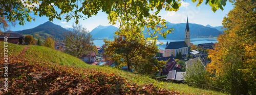 Panel kuchenny z motywem autumnal panorama tourist resort Schliersee. view to Church, lake, village and mountains