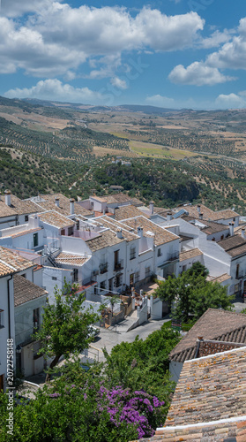 Fotografía vertical villa de Zahara de la Sierra con sus tradicionales casas blancas encaladas en el sur de España. Cielo editado
