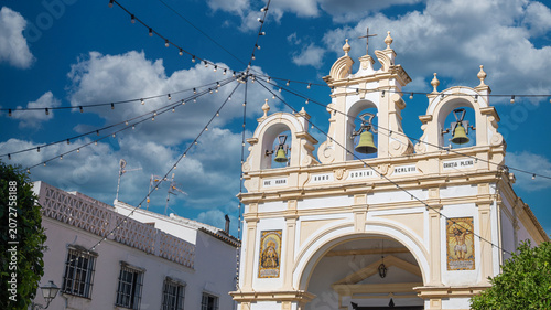 Vista de la espadaña y campanas de la iglesia a san Juan de Letrán en la hermosa villa de Zahara de la Sierra, Andalucía, España. Cielo editado