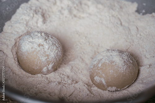 Fotografía Macro shot of dough balls covered in flour