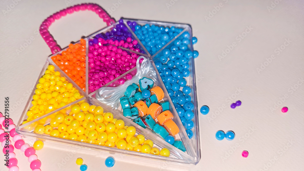 Obraz premium Sets of multi-colored beads and seed beads for children's arts and crafts
