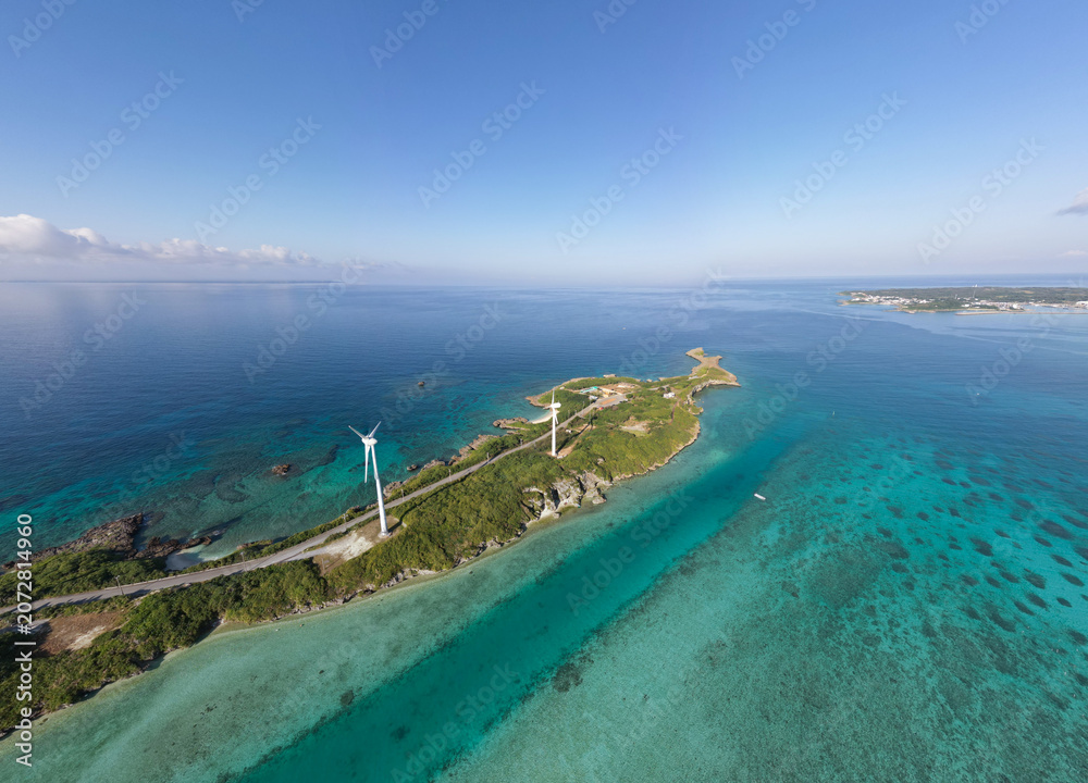 Naklejka premium 宮古島・西平安名崎の風車と池間島を望む空撮