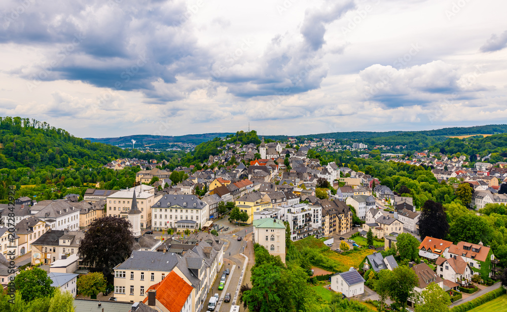 Obraz premium Panorama of the historic old town of Arnsberg (Westphalia) in Sauerland from the tower of Wedinghausen Abbey. Pedestrian zone, market square, and castle ruins within the Ruhr arc on a spring day.