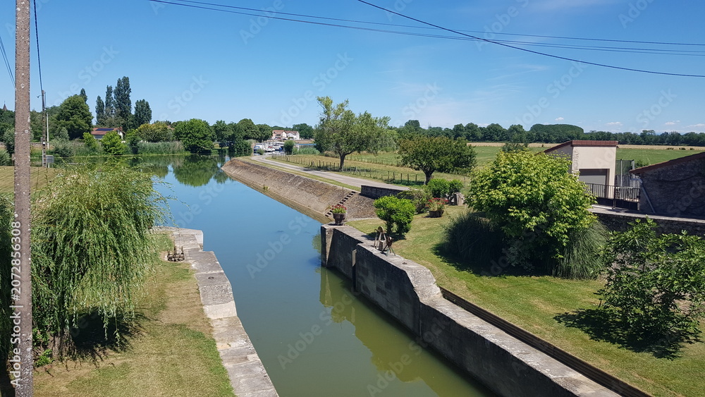 Obraz premium Petit port fluvial de la Truchère sur la Seille , rivière de Saône et loire , FRANCE