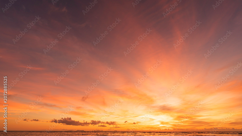 Obraz premium Sunset Sky Background,Golden sun hour sunrise cloud Summer Evening,Dramatic blue,Yellow sunny morning sky sea sunlight,Horizon landscape nature warm sun dawn Orange Gold sunlight, Dusk sky background
