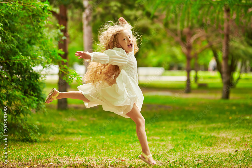 Naklejka premium Carefree Summer Dance