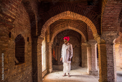 Fotografie An Indian man prays at a Temple, India
