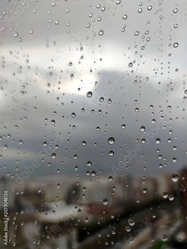 Cuadro en lienzo Raindrops on window glass blurred city background rainy day