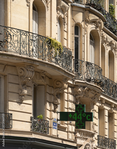 Paris, France - 06 26 2026 : canicule