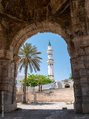 Obraz na plátne Arch of Marcus Aurelius with the Gurgi Mosque in the background in Tripoli, Liby