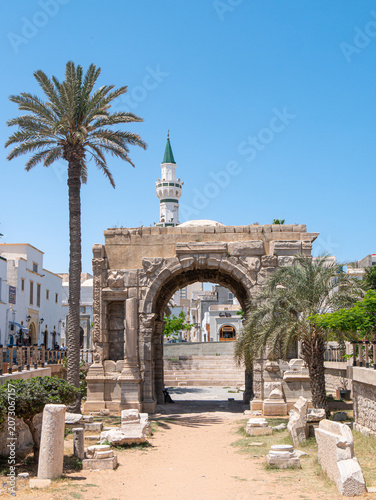 Cuadro en lienzo Arch of Marcus Aurelius with the Gurgi Mosque in the background in Tripoli, Liby