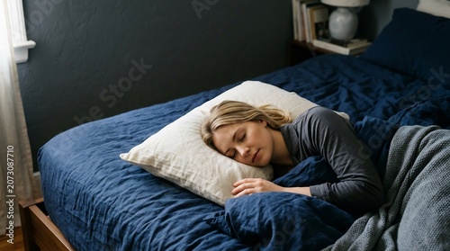 部屋で眠る女性 やわらかい光が差し込む
