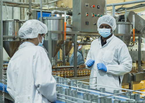 Fotografie Engineers inspecting food production with tablet