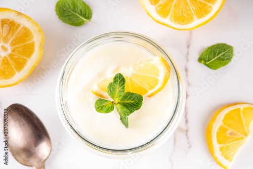 Fotografie Sweet and sour Lemon Yogurt Mousse