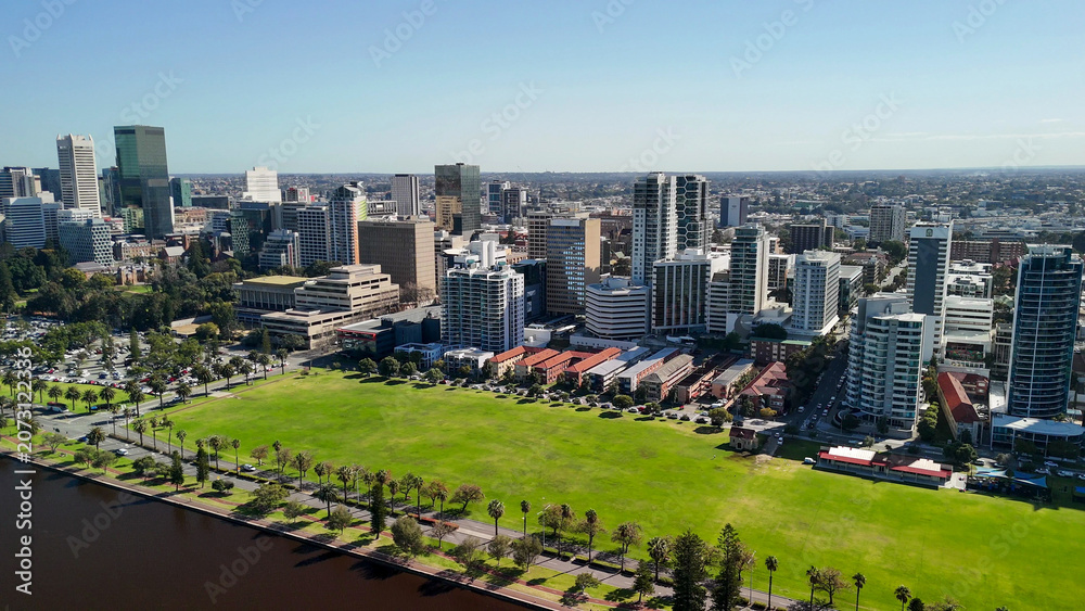 Obraz premium Panoramic aerial view of Perth downtown and Swan River on a sunny clear day