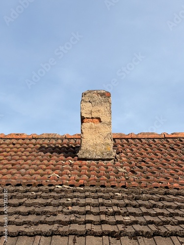 Dachlandschaff. Kamin auf dem Dach.
