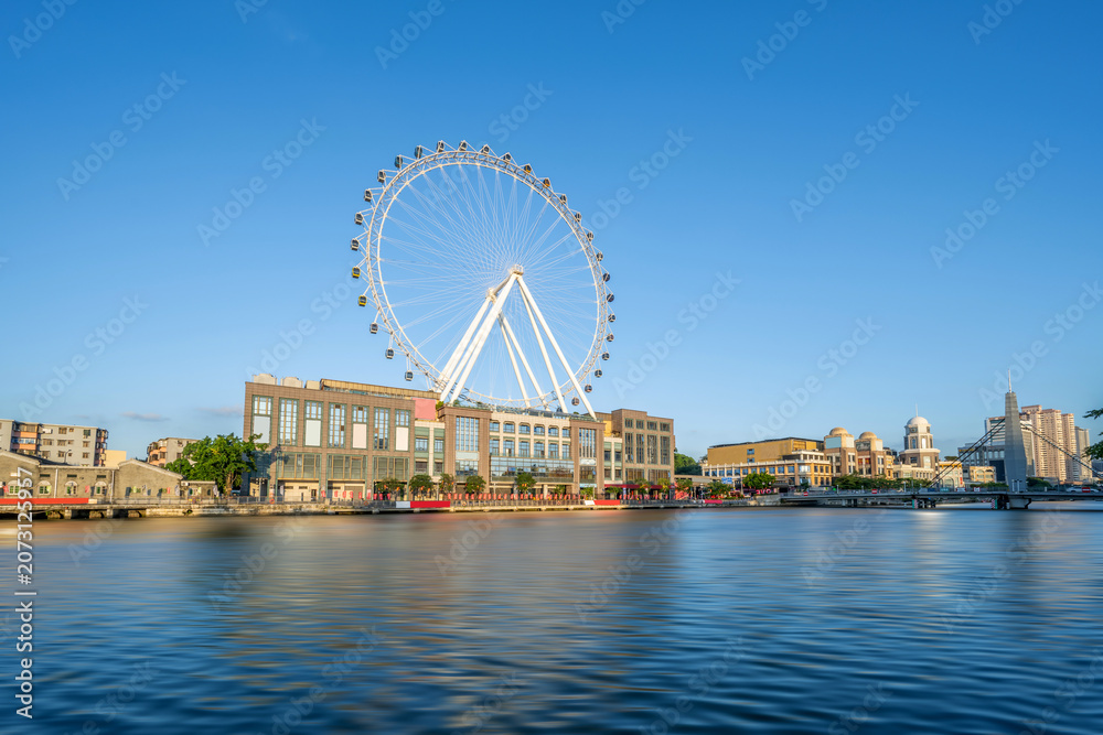 Obraz premium Colorful Ferris Wheel on the Banks of Shiqi River in Zhongshan City, Guangdong Province