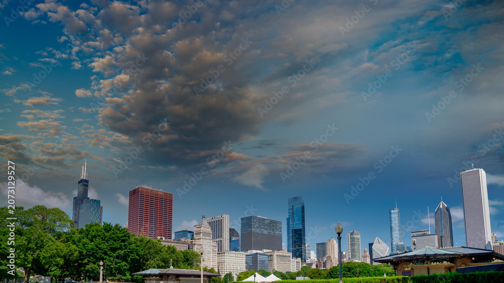 Fototapeta premium Downtown Chicago skyline from Grant Park trail on a perfect summer sunset
