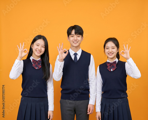 노란 배경 앞에서 손 흔드는 교복 학생들 / Uniformed Students Waving Against Yellow Background