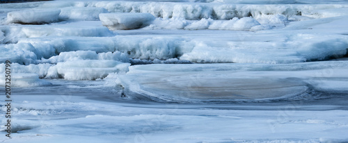 Cuadro en lienzo The abstract background of ice structure in a river landscape