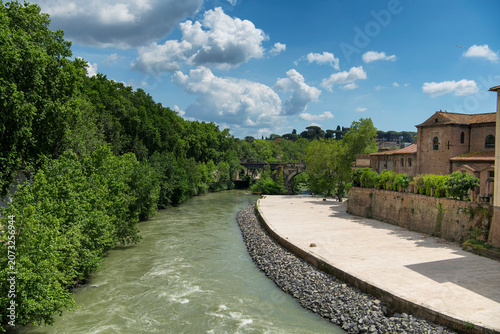 Φωτογραφία Isola Tiberina and Ponte Palatino on a sunny day in Rome italy.