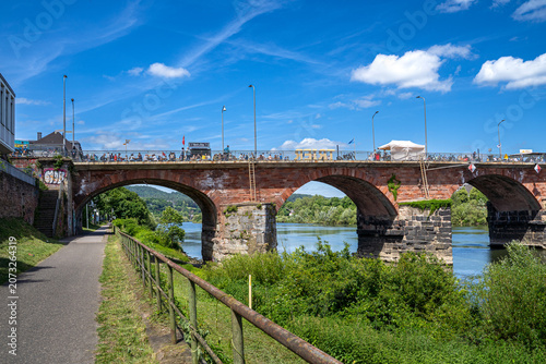 Cuadro en lienzo Vor mir spannte sich die alte Steinbrücke über das Wasser, Die Mosel glitzerte i