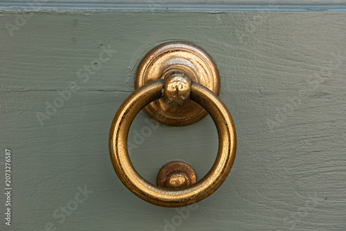 Foto Vintage solid brass door knocker in baroque style with a classic ring handle ide