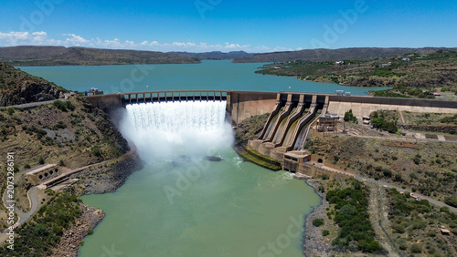 Foto Aerial view of the Vanderkloof Dam and hydroelectric dam is situated approximately 130 km downstream from Gariep Dam and is fed by the Orange River