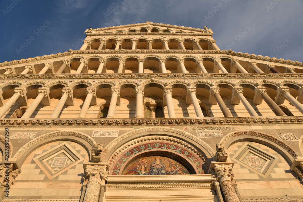 Obraz premium Façade à colonnes du Duomo à Pisa. Italie 