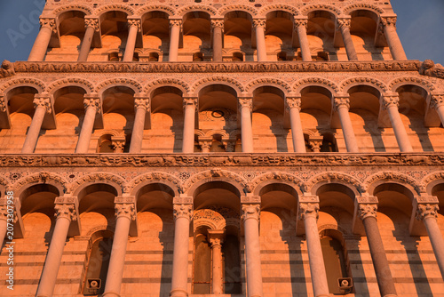 Façade à colonnes du Duomo à Pisa. Italie	