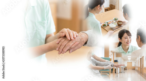 介護施設や老人ホームでの温かいサポート風景を表現したヒーローイメージ