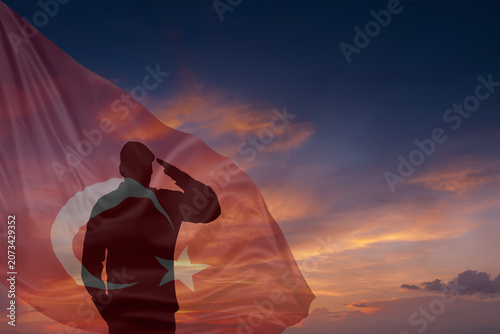 Fotografi Silhouette of military mans and National flag of Turkey