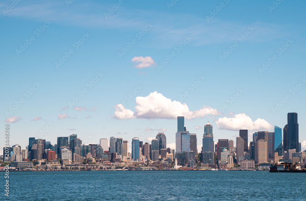 Naklejka premium seattle skyline buildings sunny summer day