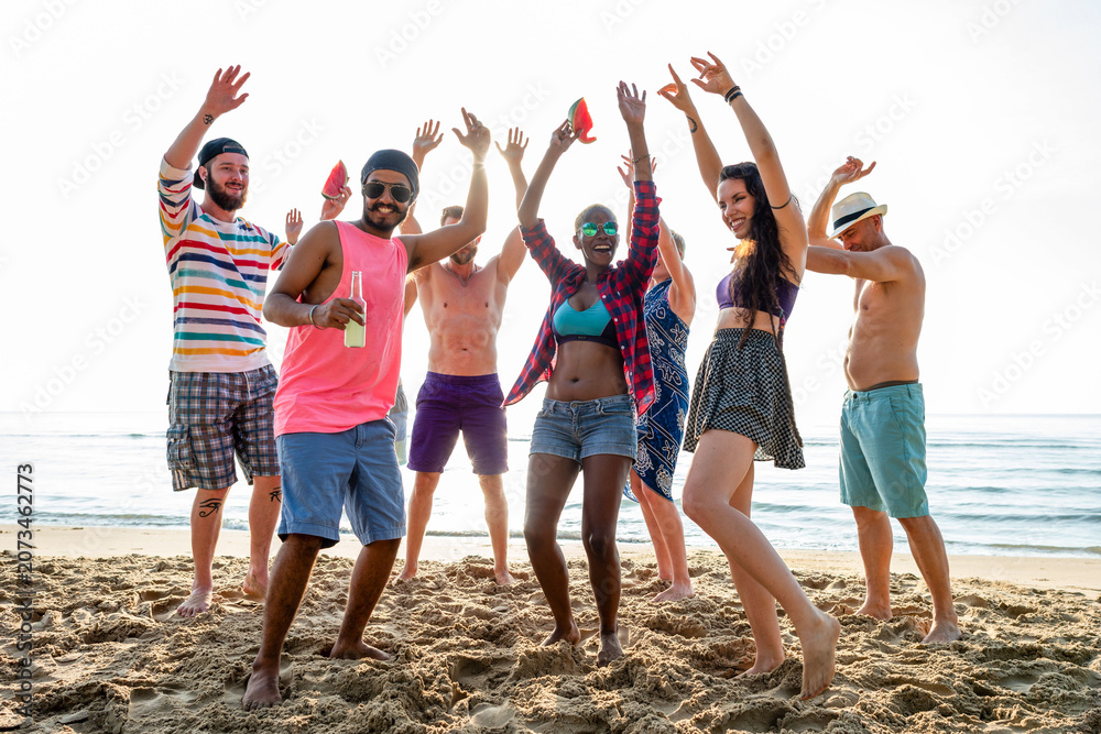 Obraz premium Joyful friends celebrating beach day