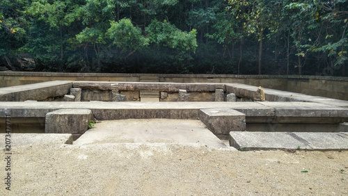 Foto Ruins of Ancient Buildings at Ritigala Forest Monastery, Ritigala, Anuradhapura, Sri Lanka