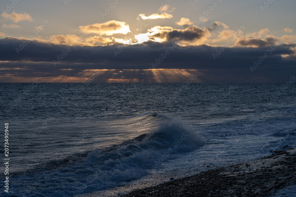 Obraz premium Winter seascape with sun rays at Notsuke Peninsula, Hokkaido / 光芒が差し込む北海道・野付半島の冬の海景
