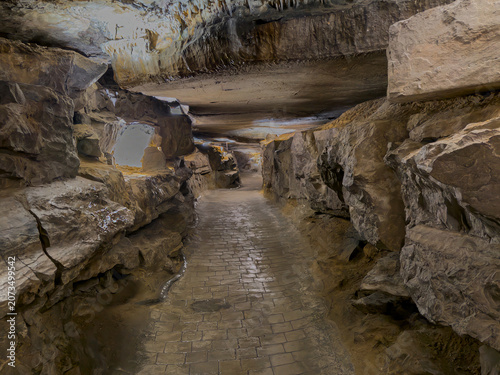 Foto Underground Cave Passage With Rock Walls