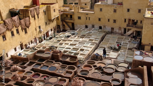 Fotografía Courtyard of the Chouara Tannery with chemical and dye vats, in the medina, in F