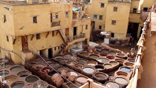 Schilderij op canvas Courtyard of the Chouara Tannery with round dye vats in the medina, in Fes, Moro
