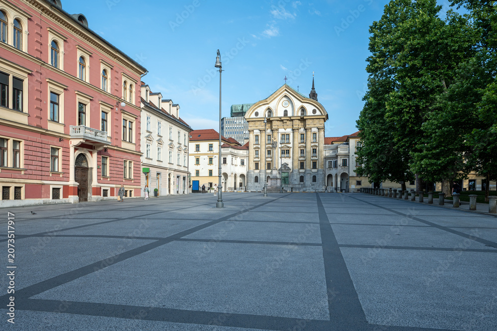 Fototapeta premium Congress Square and Ursuline Church in Ljubljana, Slovenia at sunrise on clear sunny summer morning.