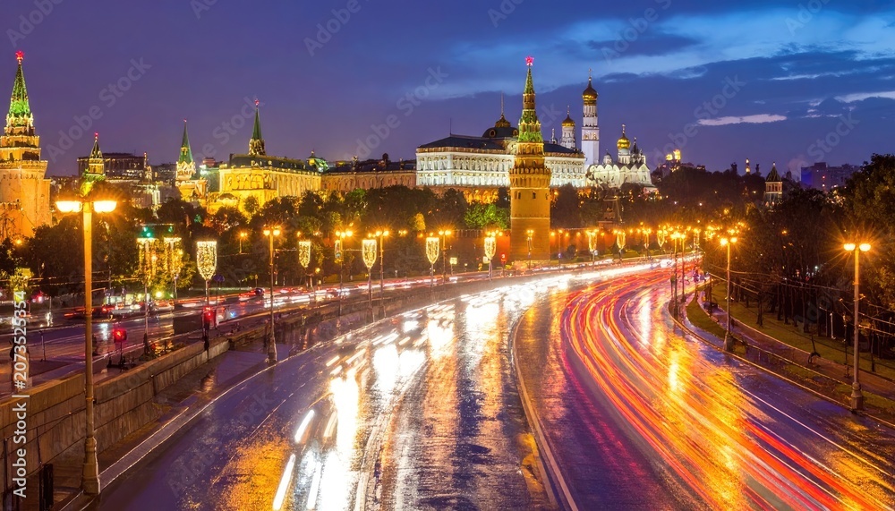 Obraz premium Moscow Kremlin and Red Square at Night with Light Trails.