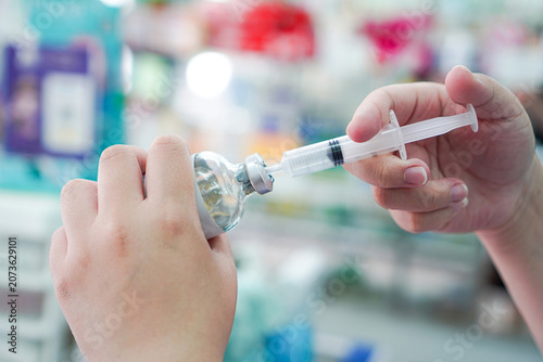 Φωτογραφία Demonstrating Liquid Serum Extraction from Glass Vial Using Syringe
