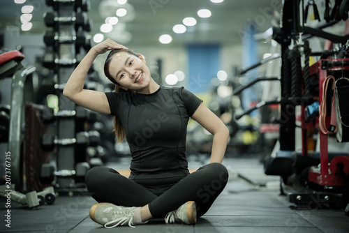 Foto Young woman lifting dumbbells in gym, building strength, fitness, confidence, healthy lifestyle, muscular endurance, wellness, and active athletic performance