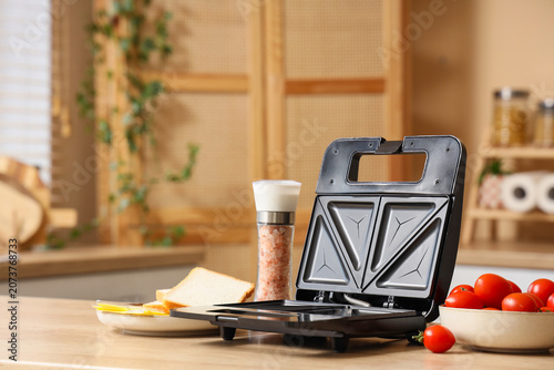 Modern sandwich maker with ...