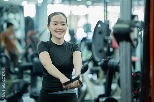 Foto Young woman lifting dumbbells in gym, building strength, fitness, confidence, healthy lifestyle, muscular endurance, wellness, and active athletic performance