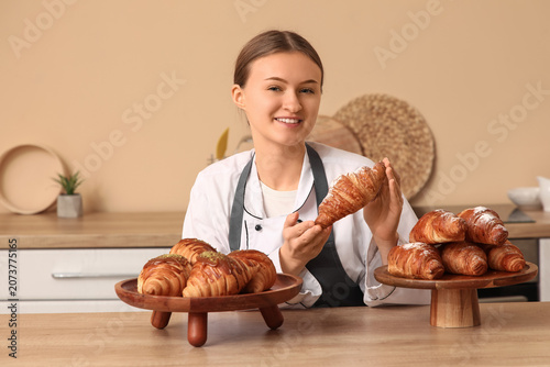 Female baker with tasty cro...