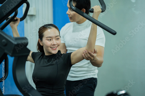 Foto The modern gym interior features dumbbells, barbells, treadmills, and strength-training equipment, promoting exercise, muscle building, a healthy lifestyle, training, and physical fitness